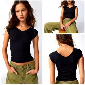 NWOT BDG Urban Outfitters V-Neck Cropped Tee
